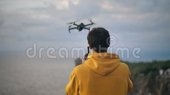 人类旅行者使用无人机拍摄照片或视频男性在旅行时学习驾驶无人机四翼飞机飞行和拍摄视频视频的预览图