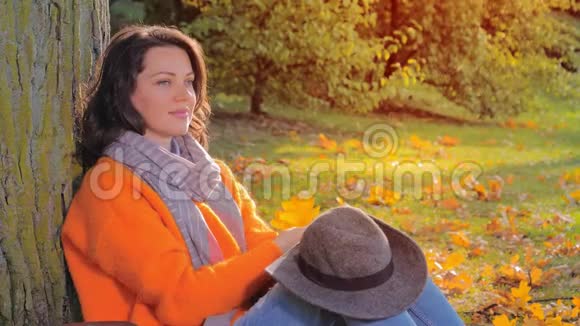 秋天公园背景的秋叶美女视频的预览图