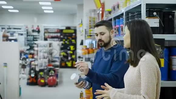 一男一女在建筑超市寻找必备的生活用品视频的预览图