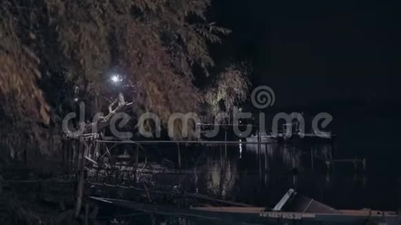 夜晚有船停泊在河上视频的预览图