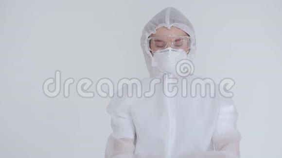 一个自信的女孩穿着一套生物危险的衣服双臂交叉在胸前的肖像一名化学保护妇女视频的预览图