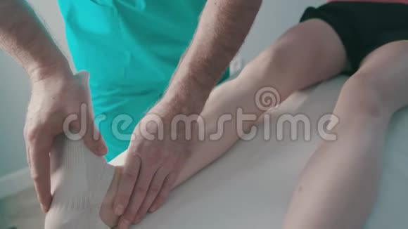 一种生理疗法用触发点对运动员女性进行肌疗视频的预览图