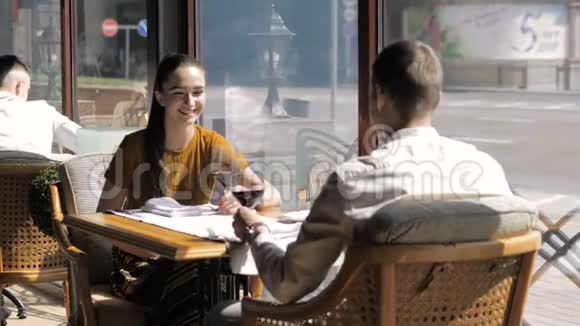 豪华餐厅里有一对漂亮的年轻夫妇带着一杯红酒视频的预览图