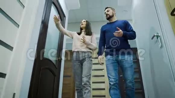 一个女人和一个男人在家庭用品和建筑材料的超市里选择内部门视频的预览图