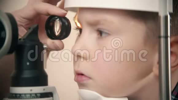 一个在眼科诊所接受治疗的小男孩透过这个装置的镜片视频的预览图