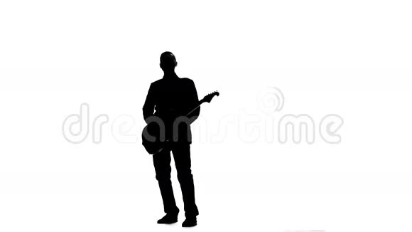 吉他手跳起来边弹边拨弦剪影视频的预览图