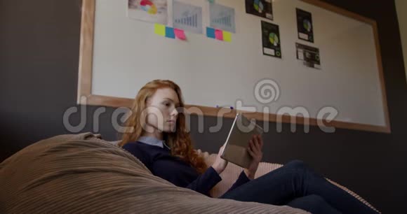 高加索妇女在创意办公室使用电脑平板电脑视频的预览图