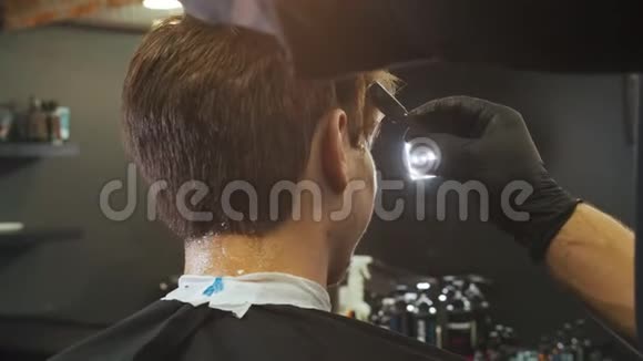 理发师用头发边缘的刀片做最后的处理视频的预览图