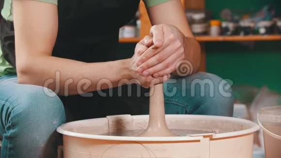 陶工师傅正在用双手压缩粘土视频的预览图