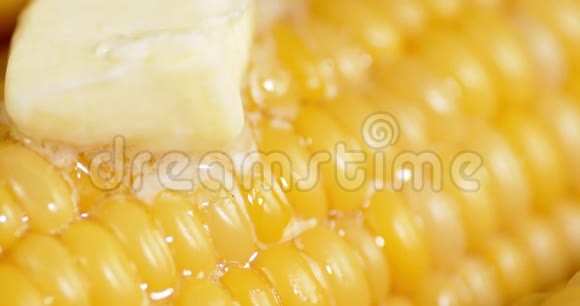 在热玉米上融化一块黄油视频的预览图