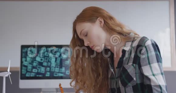 高加索女人在创意办公室工作视频的预览图