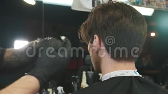 理发师用刀片将剃须膏涂在头发边缘做最后处理视频的预览图