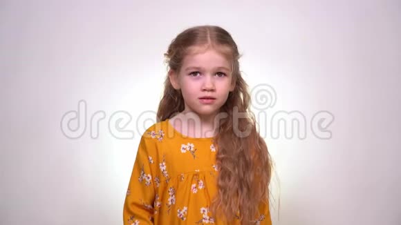 戴着金色头发的牙痛女孩用手遮住视频的预览图