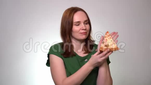 一个女人吃了一片披萨闻起来很香视频的预览图