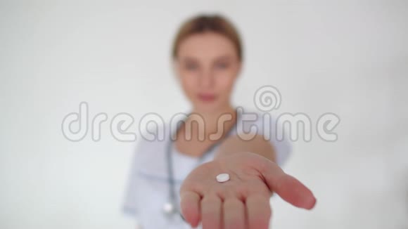 女医生用一颗长在手臂的药丸把它捏成一个拳头然后移除它一位美丽的女医生带着视频的预览图