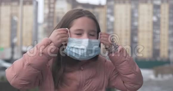 冠状病毒保护一个白种人女孩站在街上戴着医疗保护面具视频的预览图