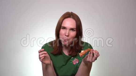嘴里含着食物的女人在吃披萨视频的预览图
