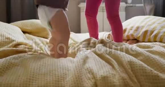两个女孩在父母床上跳视频的预览图