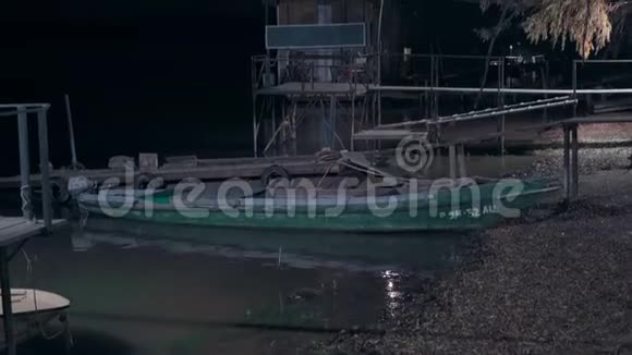 晚上在河上和船上停泊视频的预览图
