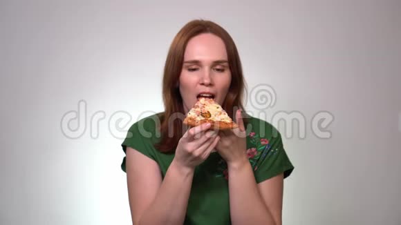 一个棕色头发的女人在吃披萨视频的预览图