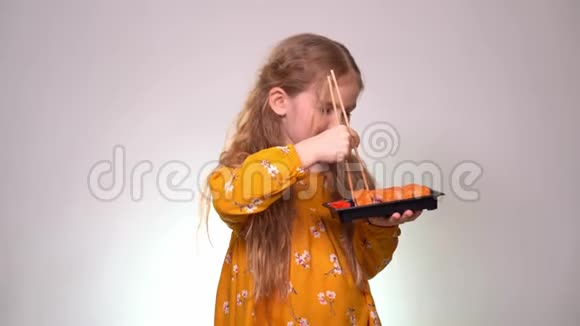 小女孩想用筷子拿那卷视频的预览图