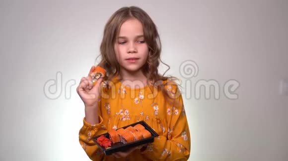 十几岁的女孩拿着卷寿司和打喷嚏视频的预览图