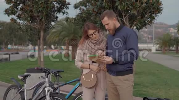 男人和女人骑自行车走路视频的预览图