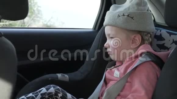 小女孩坐在车里视频的预览图