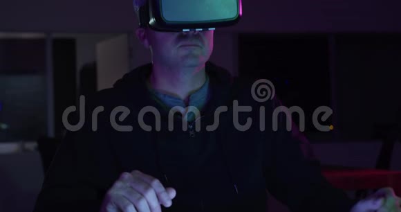 在创意办公室戴VR耳机的白种人视频的预览图