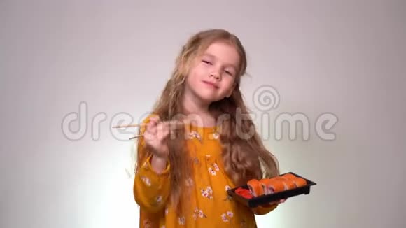 手里拿着卷和筷子摆姿势的女孩视频的预览图