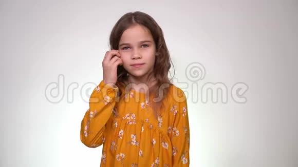 少女用手在耳后脱毛视频的预览图