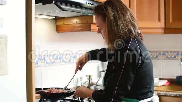 中年妇女在家厨房做饭视频的预览图