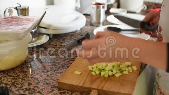 把厨师用刀子切黄瓜视频的预览图