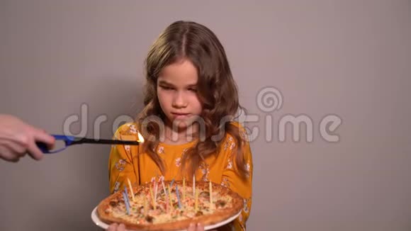 在披萨上点蜡烛一个小女孩的生日视频的预览图