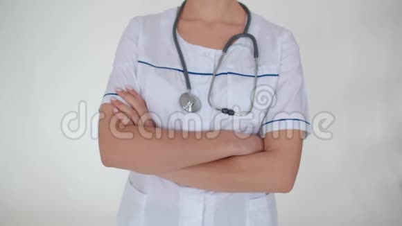 一个年轻的医学女孩用听诊器把她的手臂折叠在胸前女孩脸是看不见的儿科医生视频的预览图