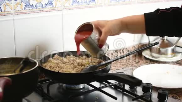 一个中年妇女在家煮面条视频的预览图