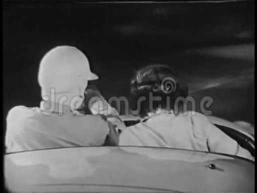 两人乘坐跑车后景视频的预览图