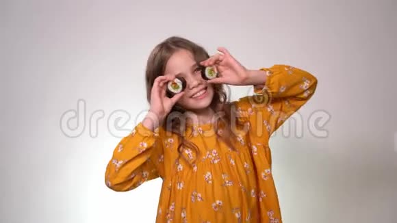 十几岁的女孩做卷眼睛像眼镜视频的预览图