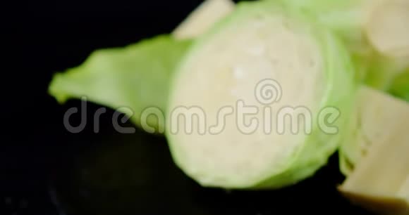 新鲜绿色卷心菜的质地视频的预览图