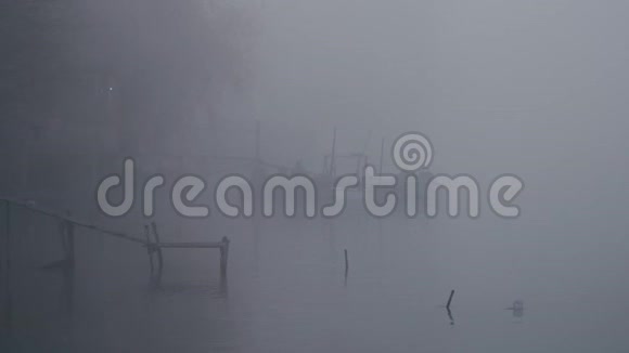 雾中停泊的渔船视频的预览图