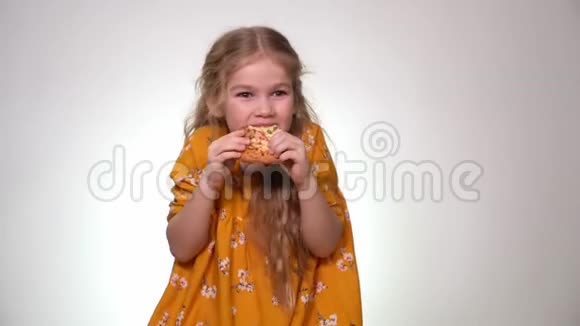小女孩吃着大块披萨笑着视频的预览图