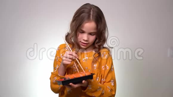 少女学会了用筷子做寿司视频的预览图