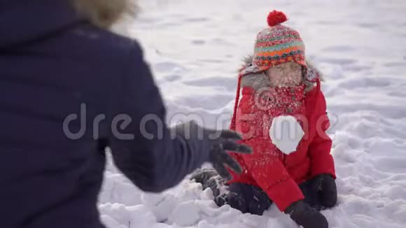 小男孩和妈妈玩雪球视频的预览图