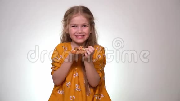 金发女郎笑着咬披萨视频的预览图