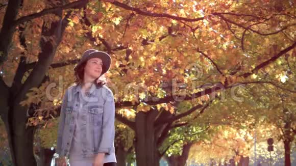 公园浪漫女子画像秋叶秋落视频的预览图