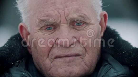 年迈的祖父在镜头前微笑的老祖父的肖像视频的预览图