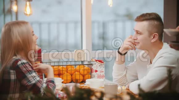 一对夫妇在咖啡馆里吃午饭互相交谈服务员给他们点菜视频的预览图