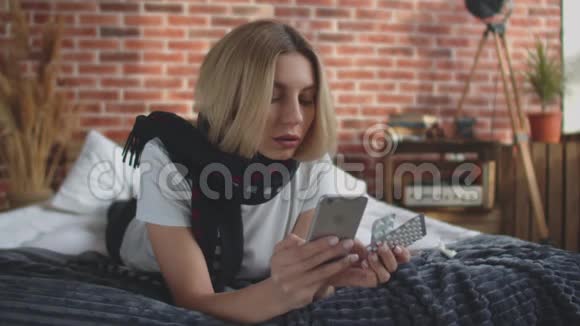 这个女孩正在寻找维生素片的说明预防冠状病毒一个女人躺在肚子上视频的预览图