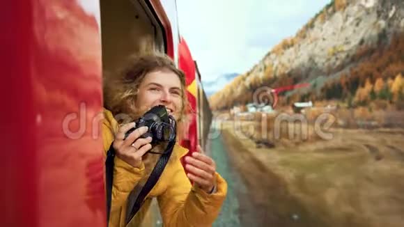 瑞士伯尼娜火车快乐女摄影师视频的预览图