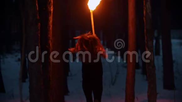 夜夜冬林中奔跑的年轻女子视频的预览图